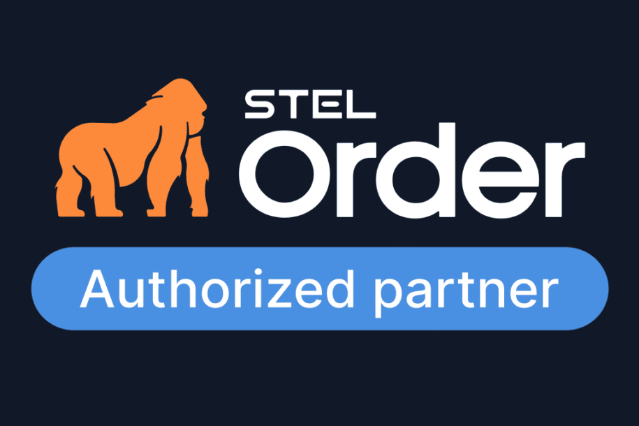 Logo de Stel Order. A la izquierda un gorila naranja, a la derecha el texto Stel Order en dos líneas, en color negro. Debajo el texto Authorized Partner en letras blancas sobre fondo azul
